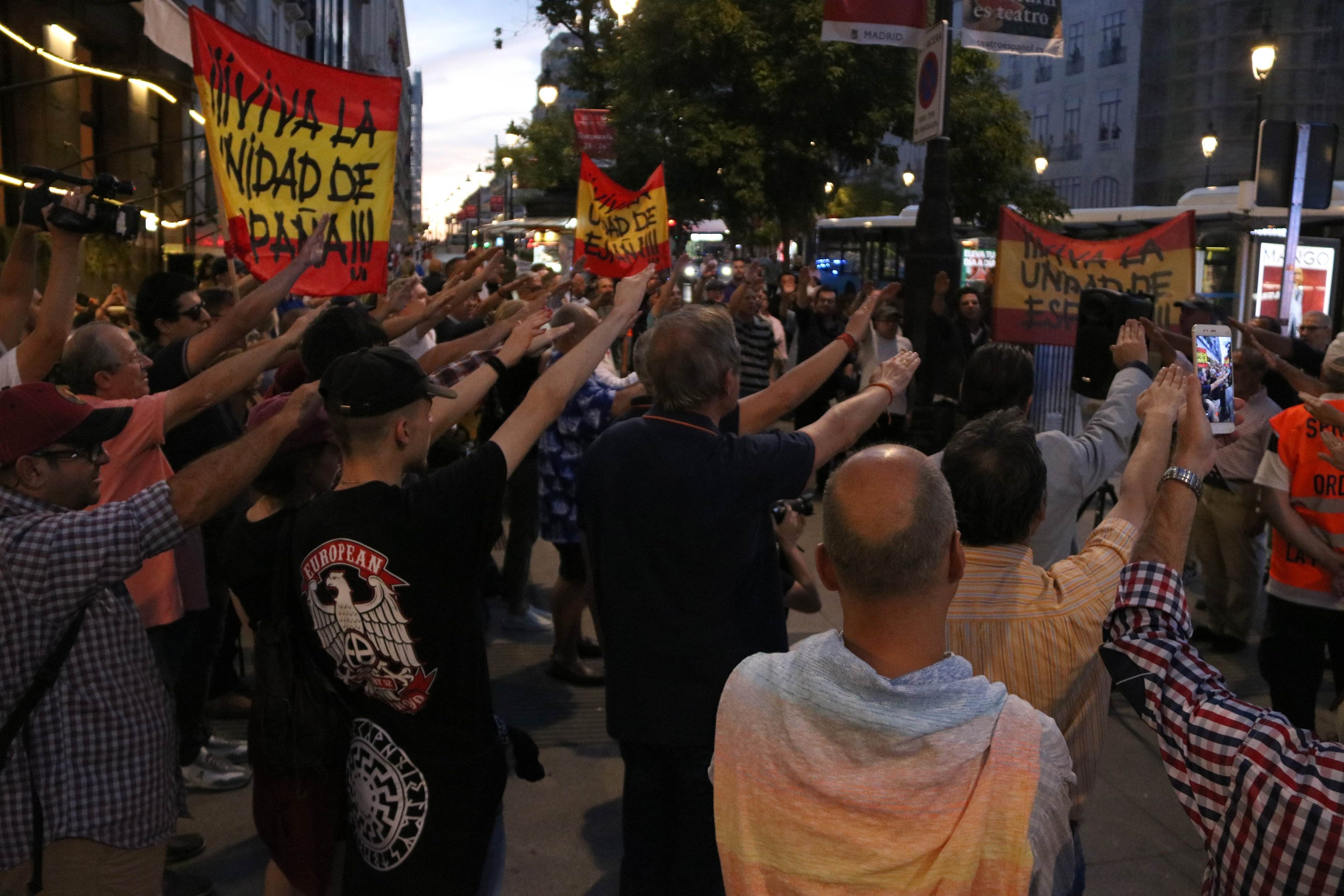 Decenas de falangistas se manifiestan ante la sede de la Generalitat en Madrid durante la Diada