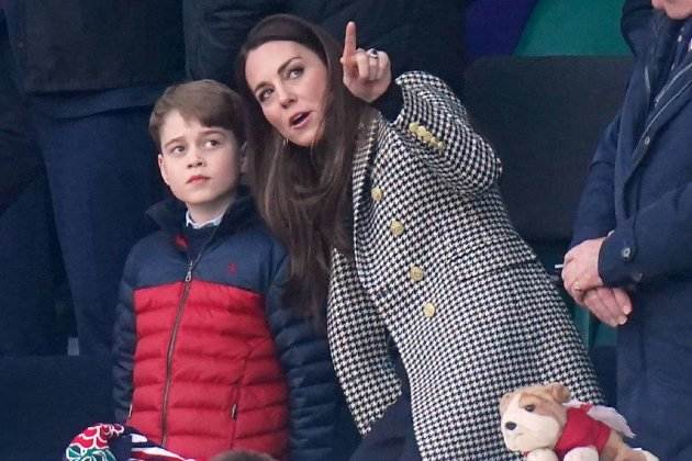 George al costat de|juntament amb la seva mare Kate Middleton