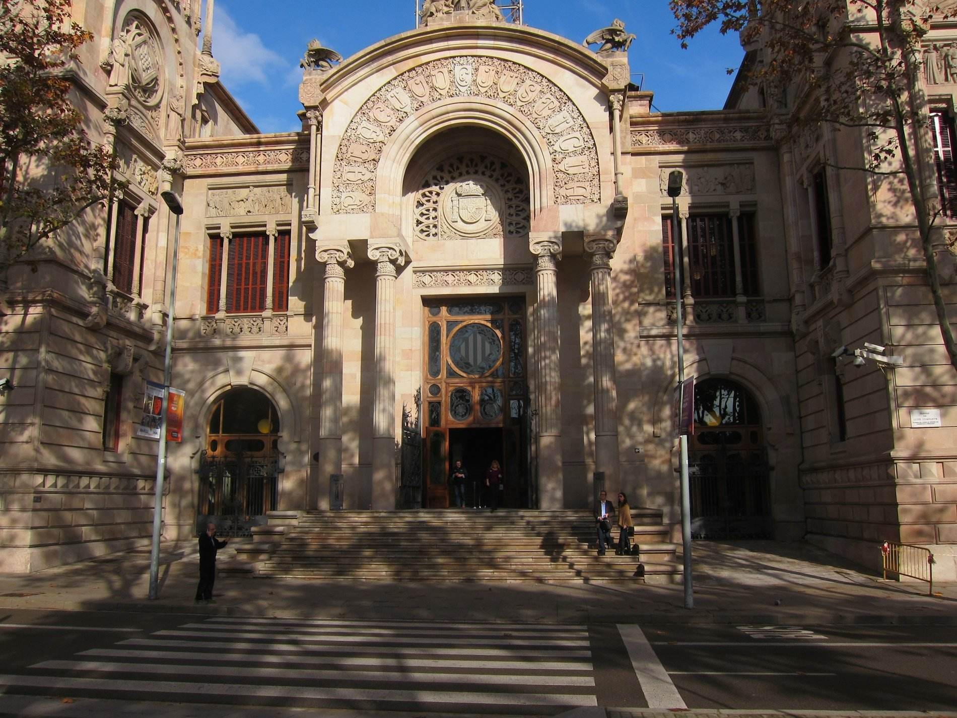 El TSJC obliga a impartir más castellano en un instituto de El Prat que visitó la misión europea