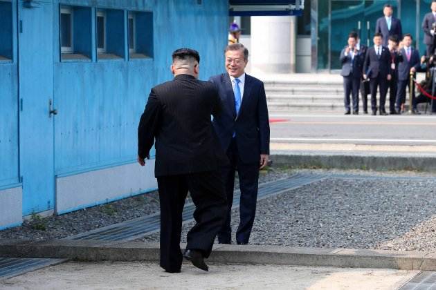 Moon Jae in recibe a Kim Jong un efe