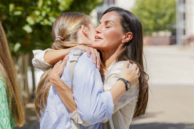 Letizia abraza a Leonor GTRES Letizia abraza a Leonor GTRES