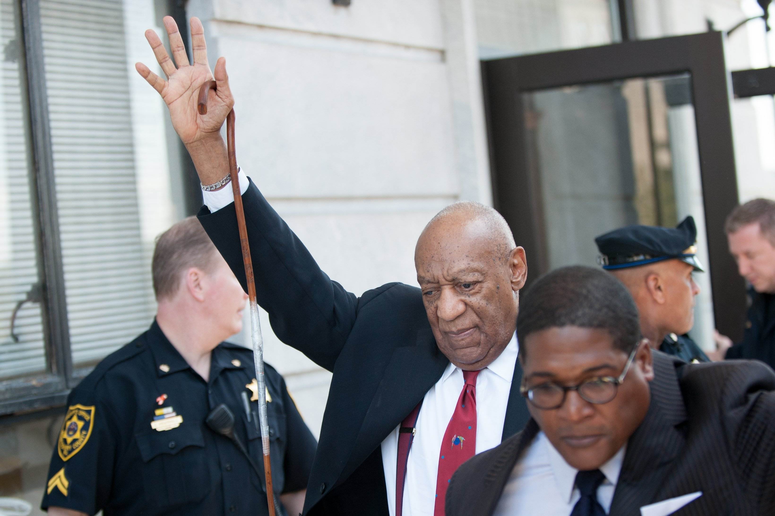 Després d'anys d'acusacions, Bill Cosby és declarat culpable d'agressió sexual