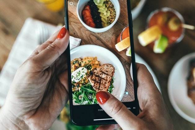 comida y pantalla comida y pantalla