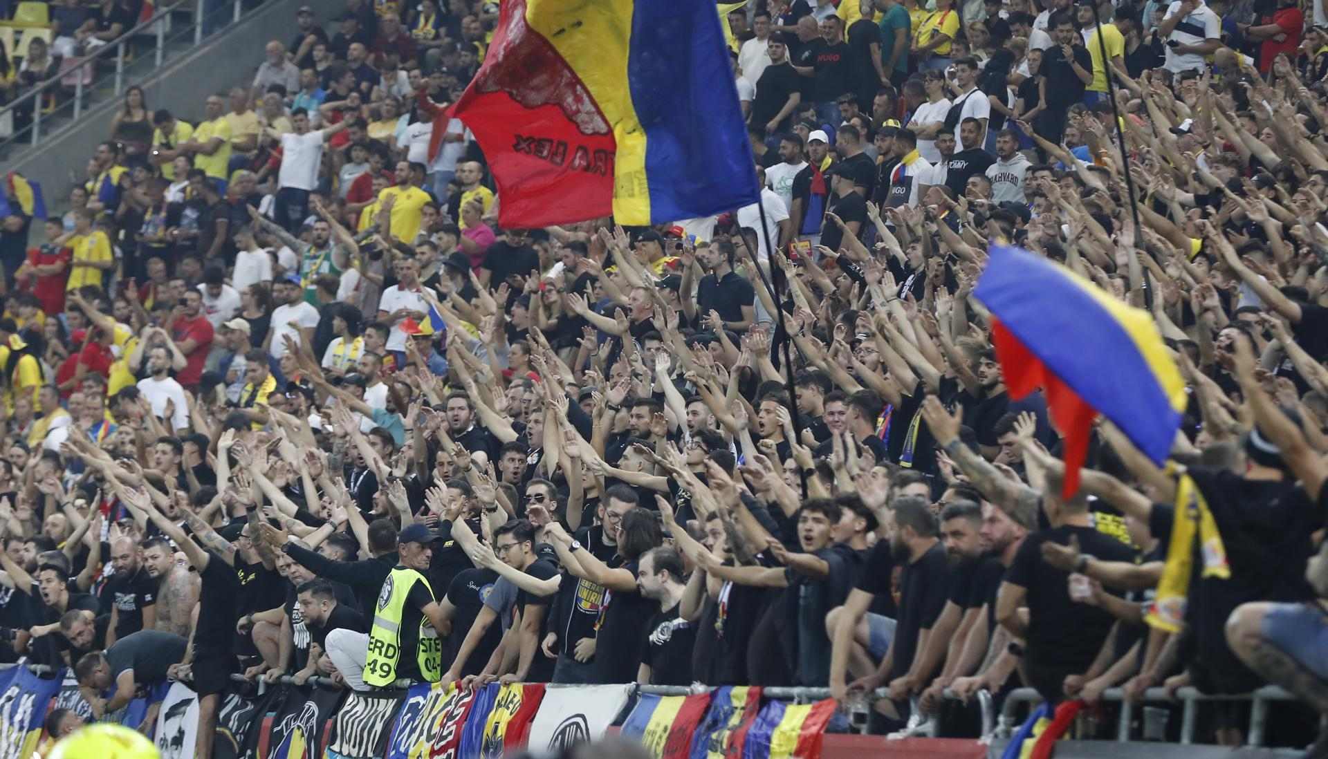 Vergonya al Romania-Kosovo, suspès una hora per una polèmica pancarta: "Kosovo és Sèrbia"