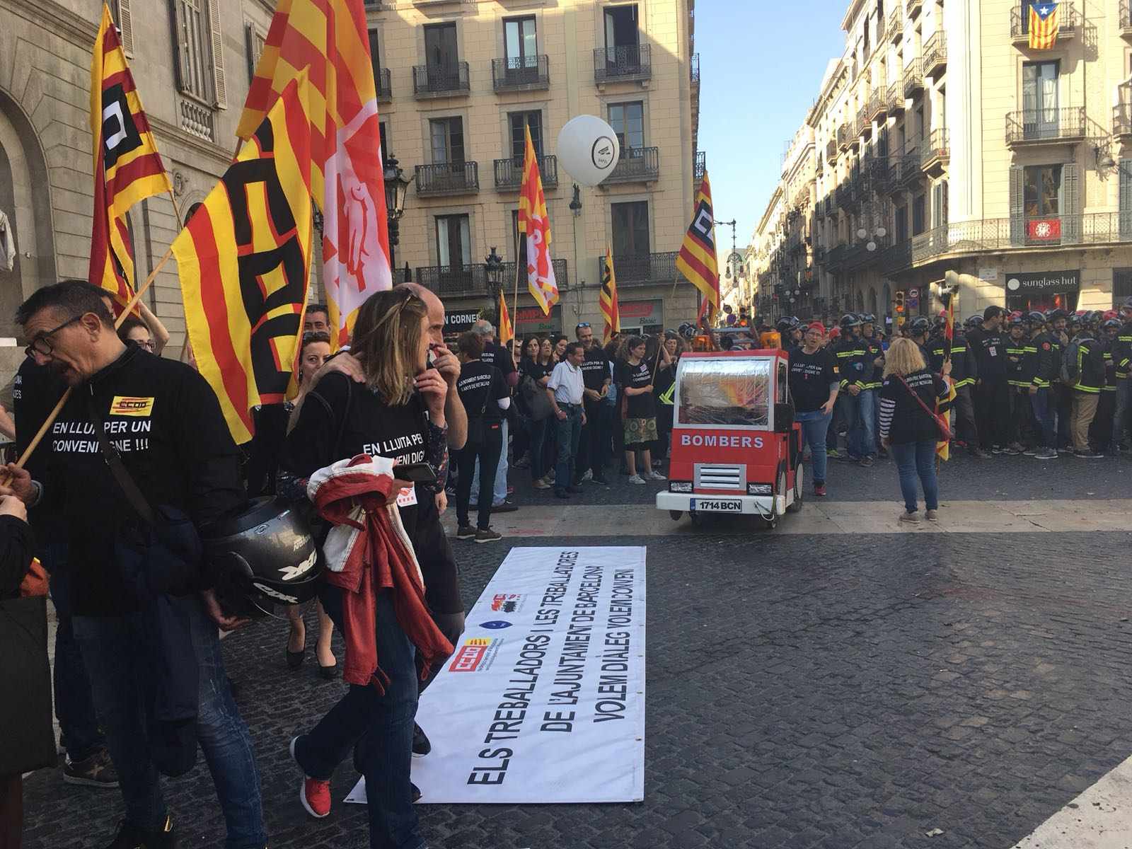 Trabajadores del Ayuntamiento se manifiestan para reclamar un "convenio digno"