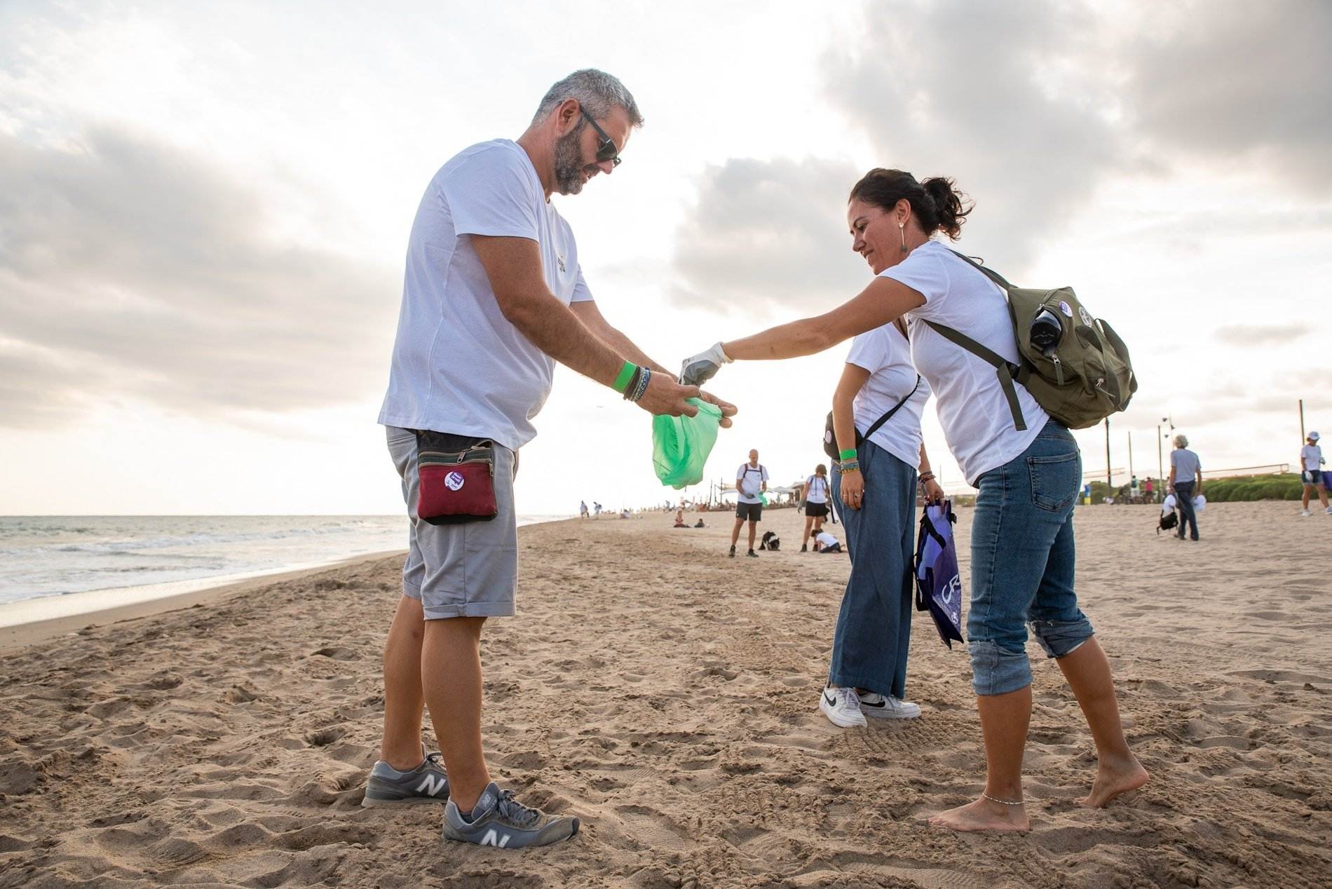 Estrella Damm i la Fundació CRAM celebren el Dia Internacional de les Platges amb una netejada multitudinària