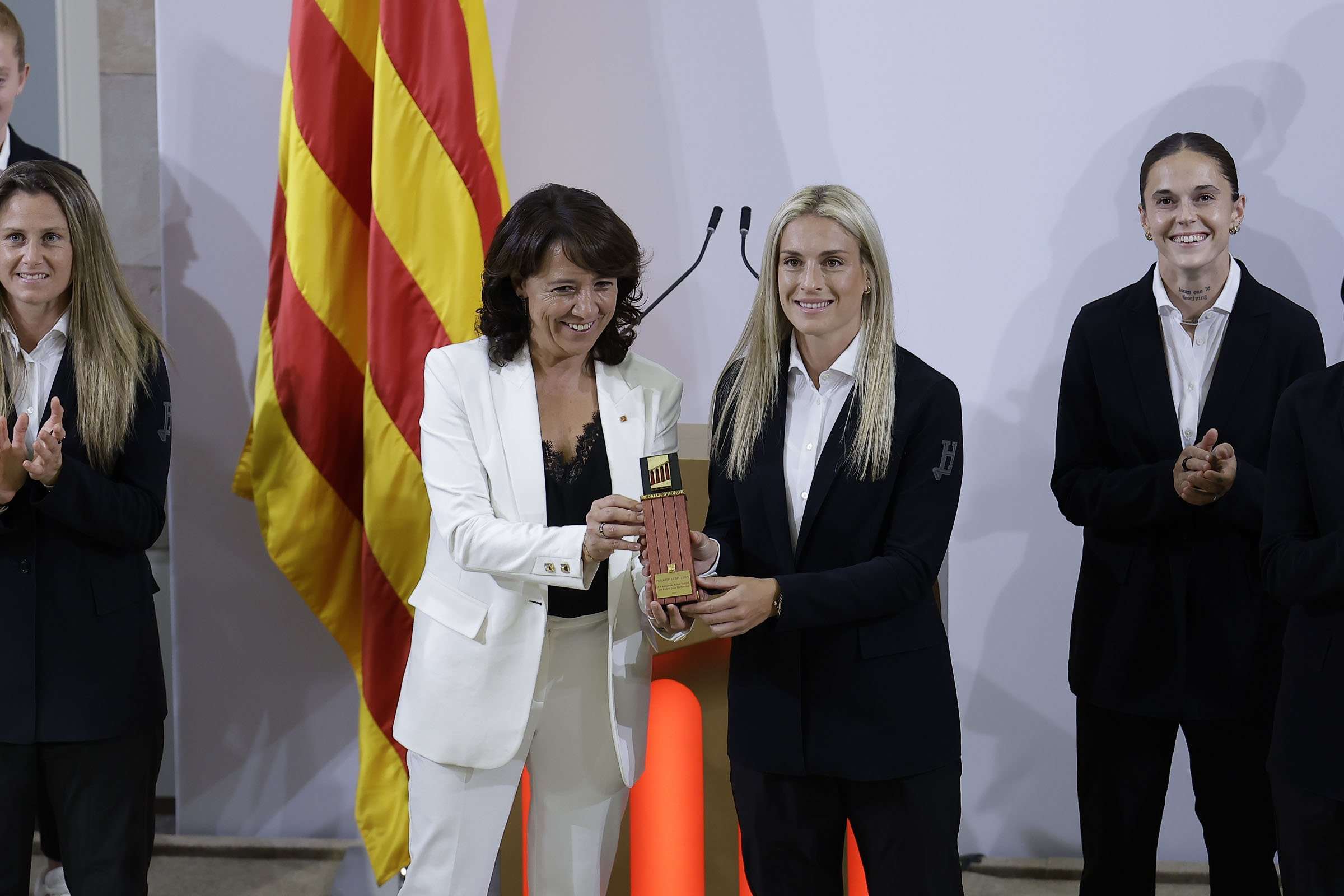 El Parlament de Catalunya lliura la Medalla d’Honor al Barça femení: " No volem més faltes de respecte"