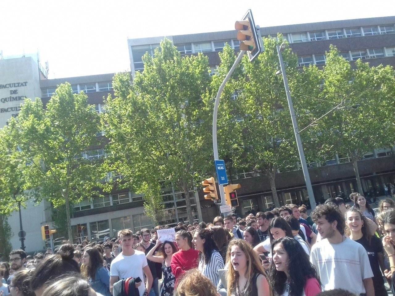 Tallen l'avinguda Diagonal en protesta per la sentència de 'La Manada'