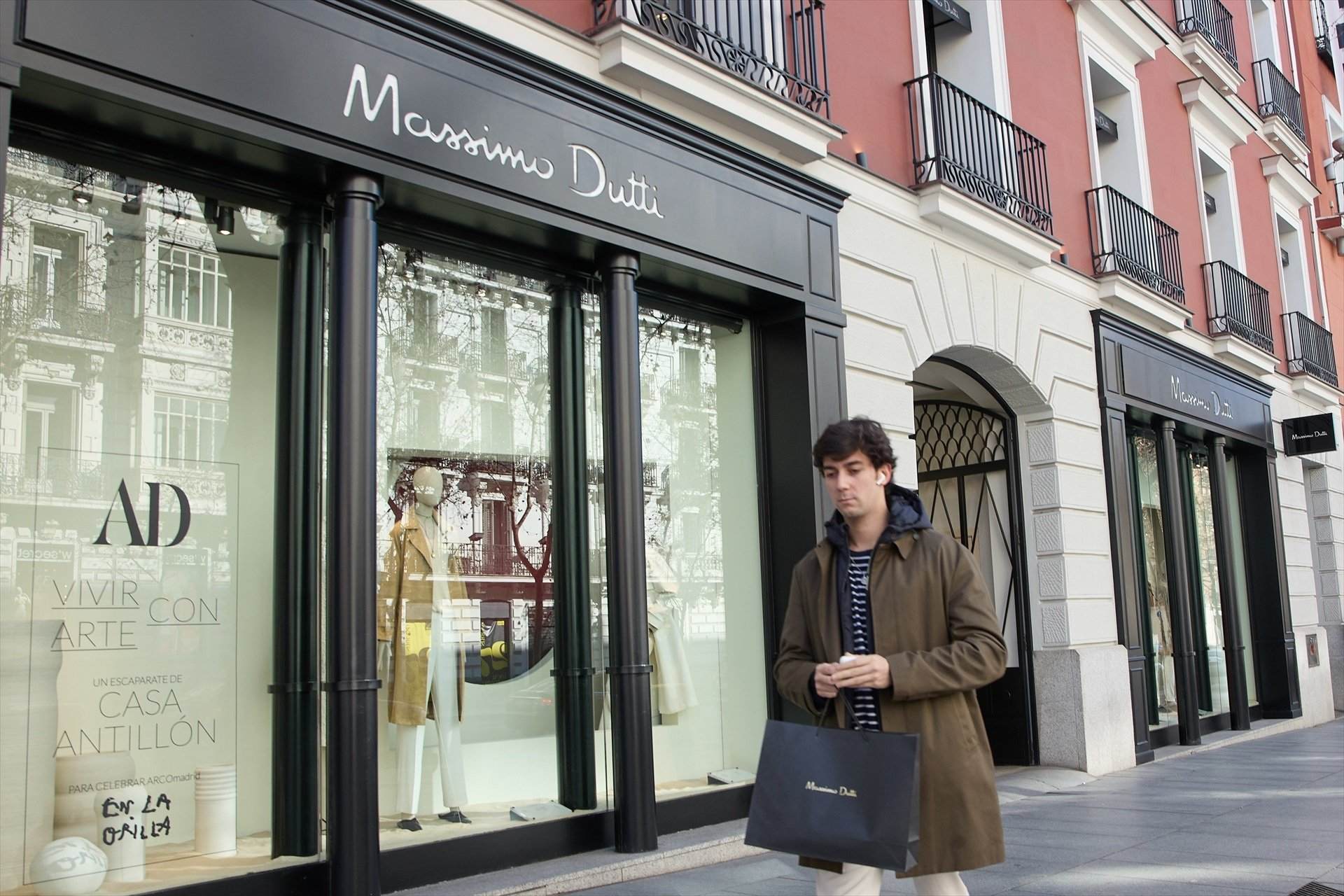 Les dones de diners de París porten l'abric trench amb falda i taló, com el nou de Massimo Dutti