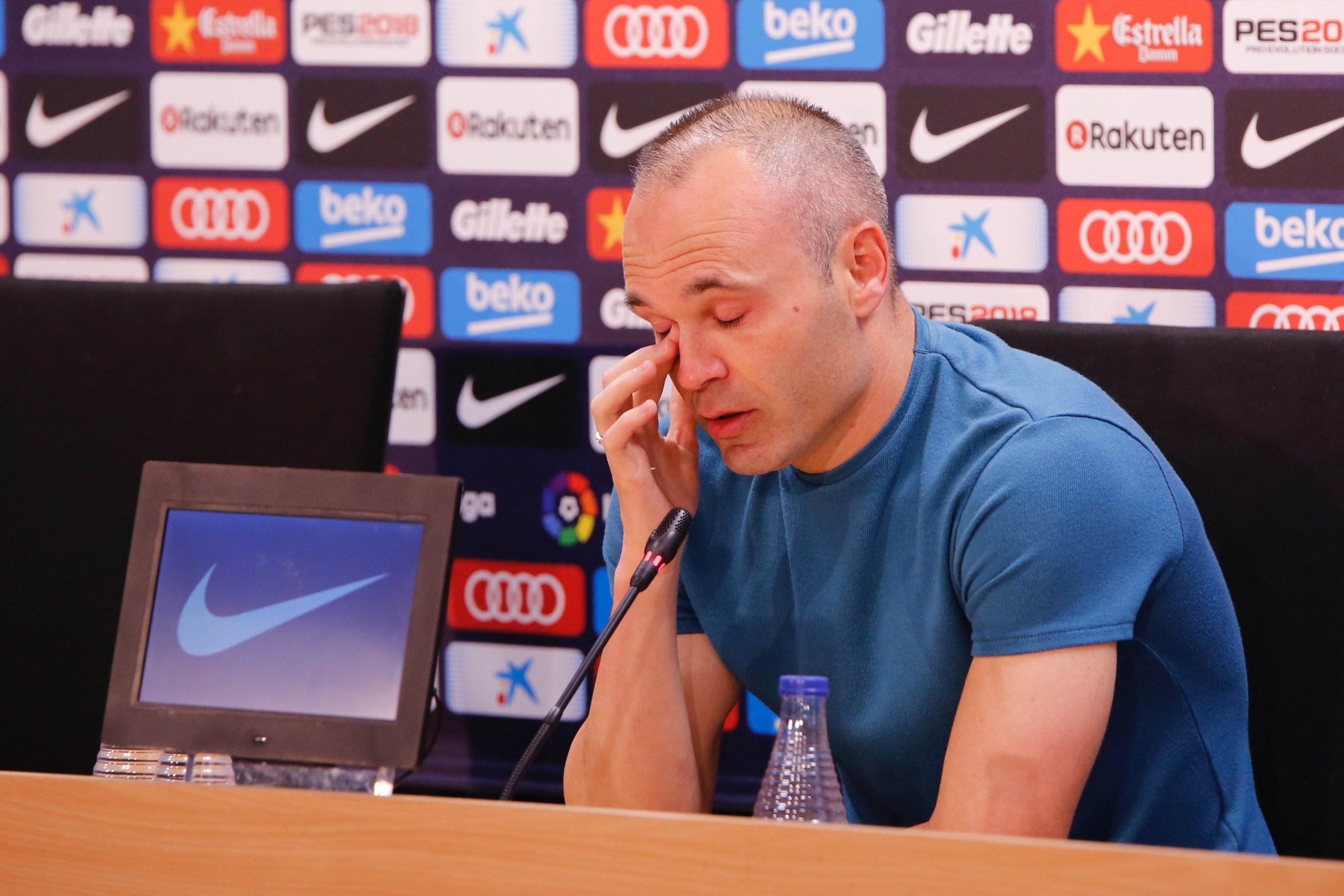 Iniesta se emociona en su despedida: "El Barça y yo nos lo hemos dado todo"