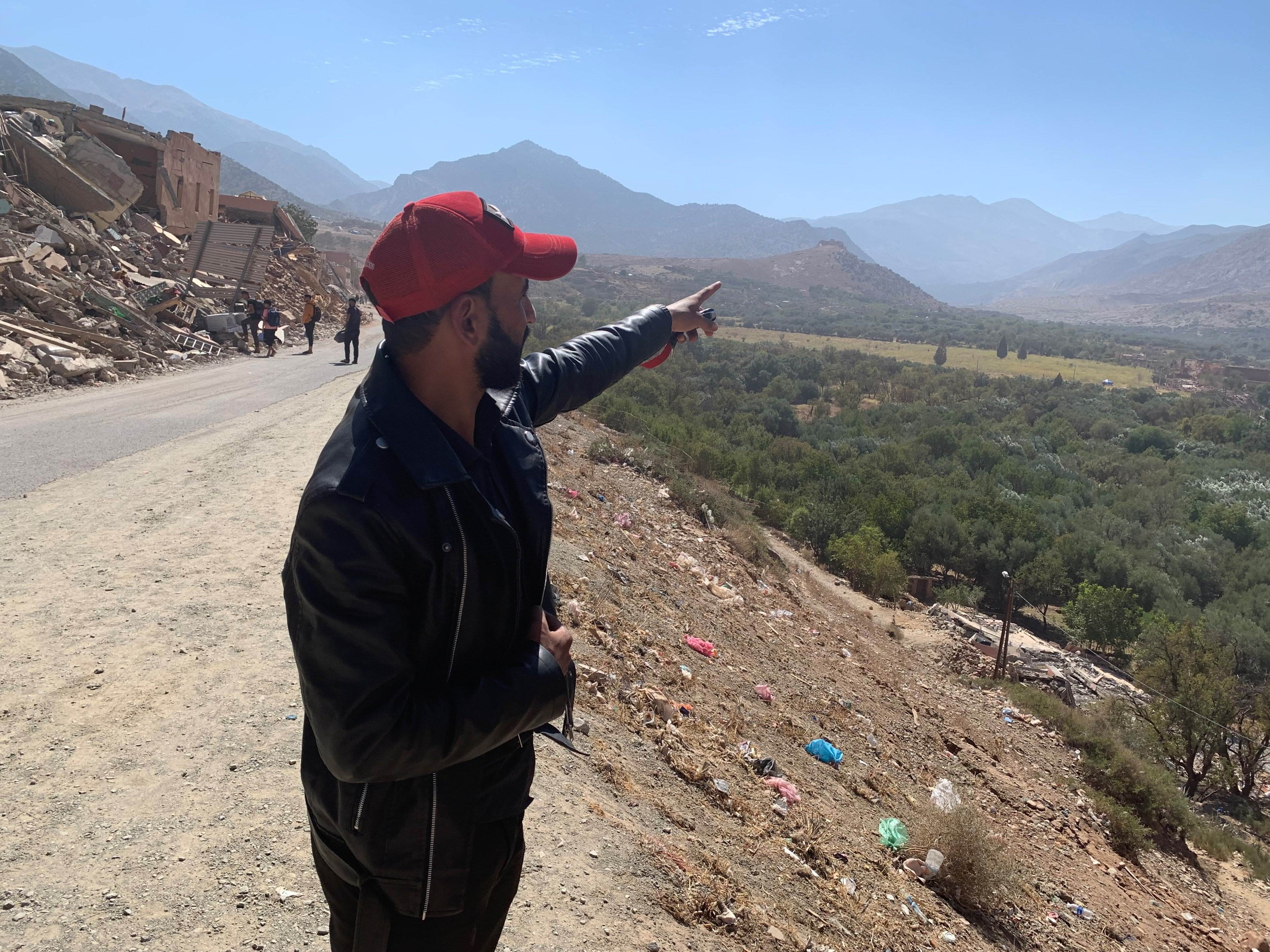 "Han muerto 13 familiares míos por el terremoto. Los vecinos los hemos sacado de los escombros"