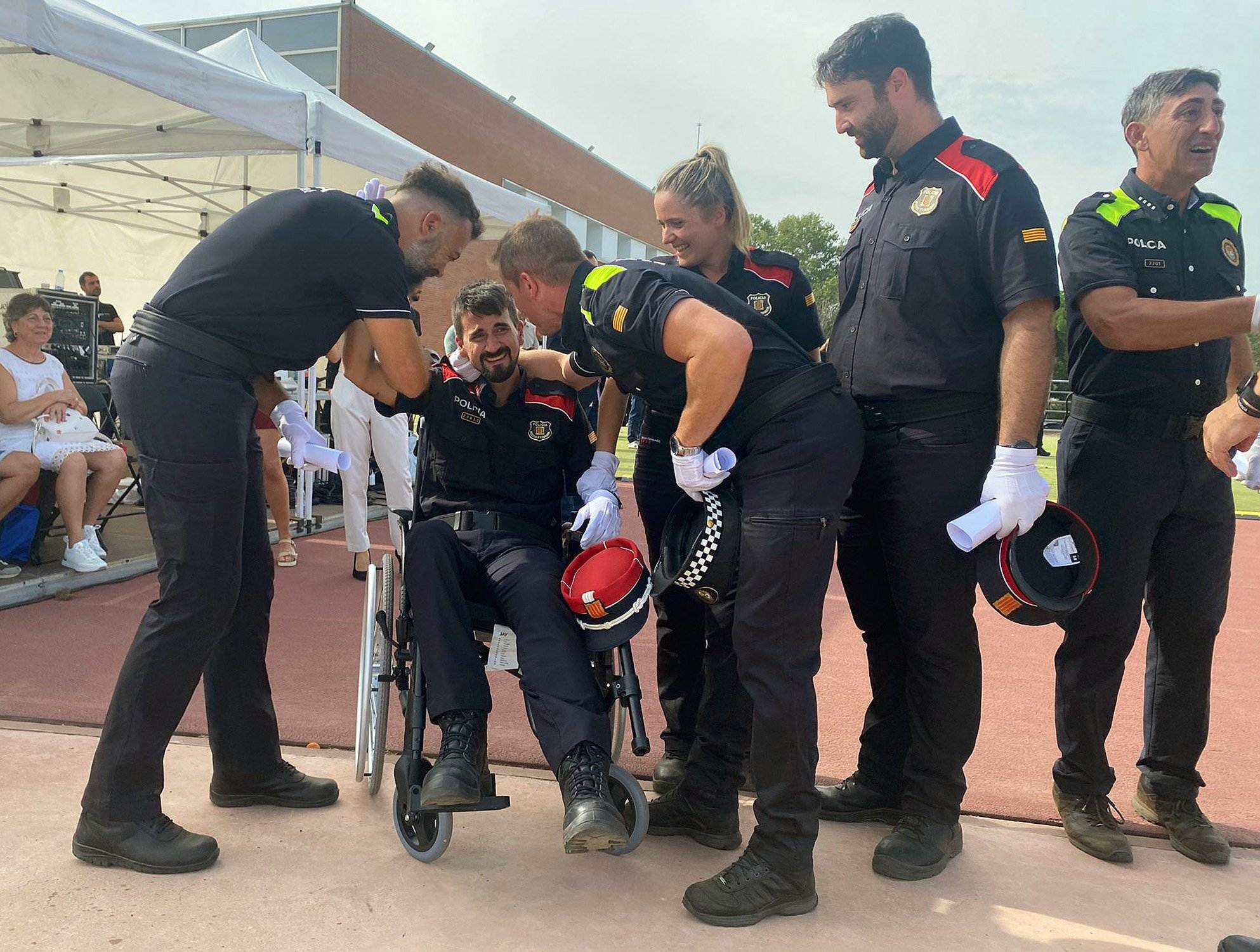 Agente de los Mossos en prácticas y lesionado en una detención, pero Víctor no se ha perdido lanzar la gorra