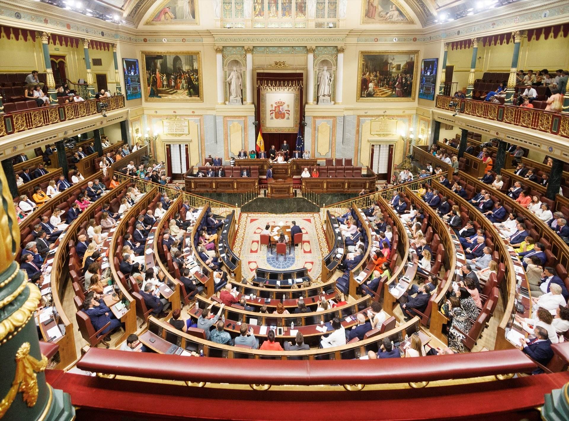 Expulsiones, cortes y golpes al escaño: momentos polémicos en los que se impidió el catalán en el Congreso