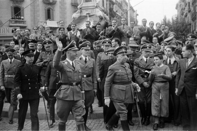 Militars i paramilitars nazis alemanys i nacional catolics espanyols, desfilen pels carrers de Barcelona. Font Arxiu Nacional de Catalunya