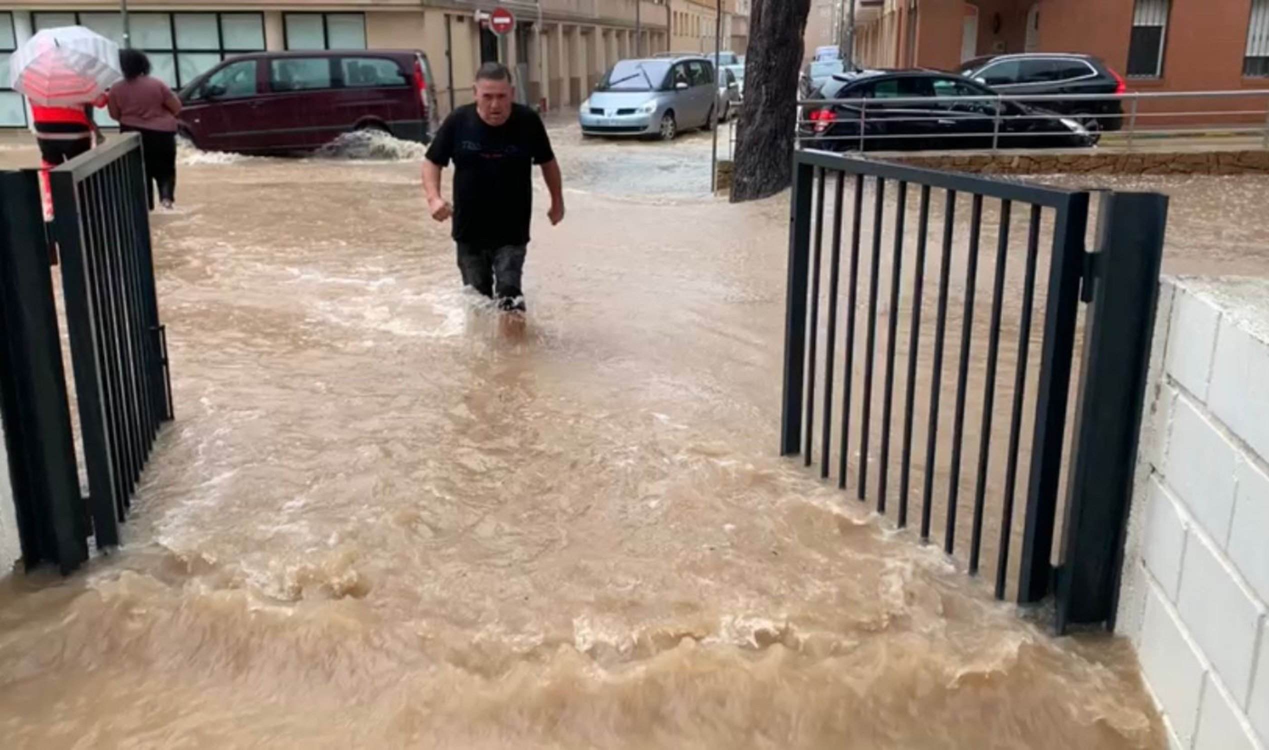 La Ametlla de Mar se lleva la peor parte de la primera tanda del temporal: inundaciones y calles desbordadas