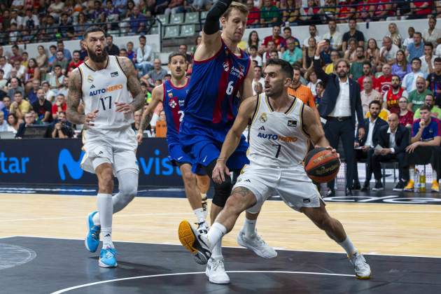 Campazzo ante Vesely durante el Barça - Real Madrid de la Supercopa Endesa / Foto: EFE Campazzo ante Vesely durante el Barça - Real Madrid de la Supercopa Endesa / Foto: EFE