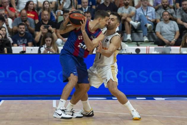 Laprovittola ante Campazzo durante el Barça - Madrid de la Supercopa Endesa / Foto: EFE Laprovittola ante Campazzo durante el Barça - Madrid de la Supercopa Endesa / Foto: EFE