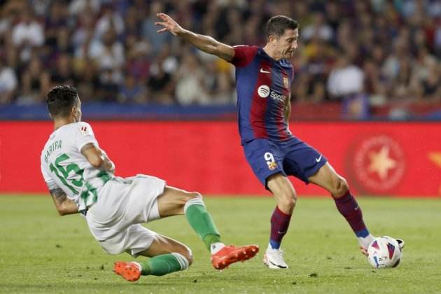 Robert Lewandowski Barça Betis / Foto: EFE Robert Lewandowski Barça Betis / Foto: EFE