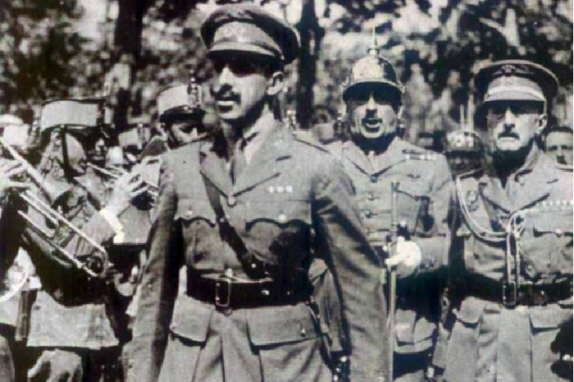 Alfons XIII, Primo de Rivera i Milans del Bosch passant revista a una formació militar. Barcelona (1925). Font Wikimedia Commons