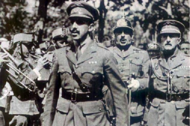Alfonso XIII, Primo de Rivera i Milans del Bosch pasando revista a una formación militar. Barcelona (1925). Fuente Wikimedia Commons Alfonso XIII, Primo de Rivera i Milans del Bosch pasando revista a una formación militar. Barcelona (1925). Fuente Wikimedia Commons