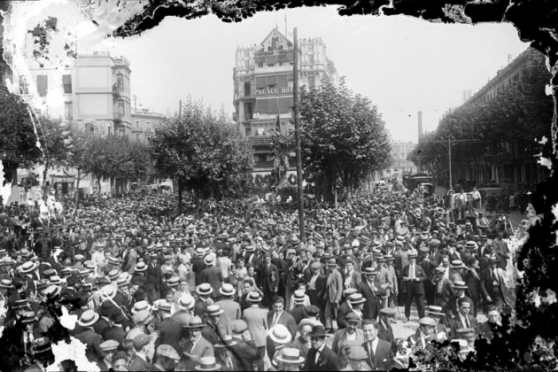 Diada Nacional de Catalunya (1923). Ofrenda en el monunet de Rafael Casanova. Fondo Josep Maria Sagarra. Archivo Nacional de Catalunya Diada Nacional de Catalunya (1923). Ofrenda en el monunet de Rafael Casanova. Fondo Josep Maria Sagarra. Archivo Nacional de Catalunya