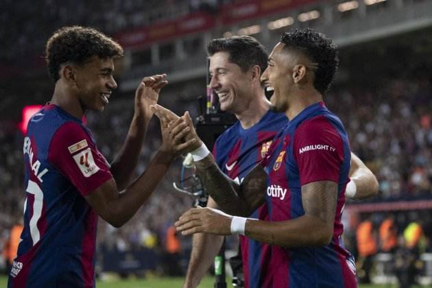 Lamini Yamal Robert Lewandowski Raphinha celebració gol Barça / Foto: EFE