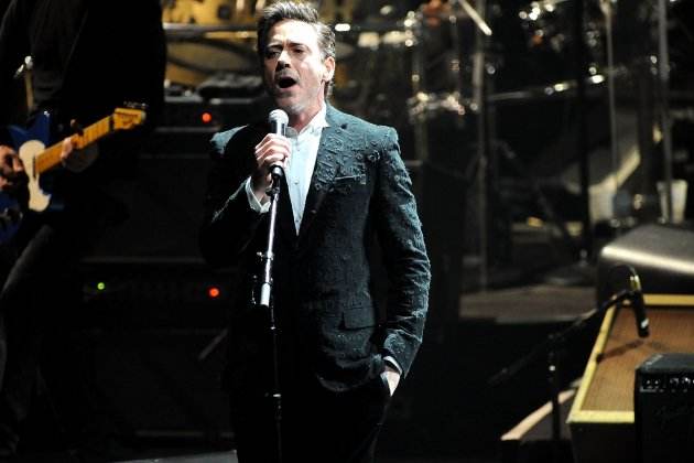Robert Downey Jr. cantando