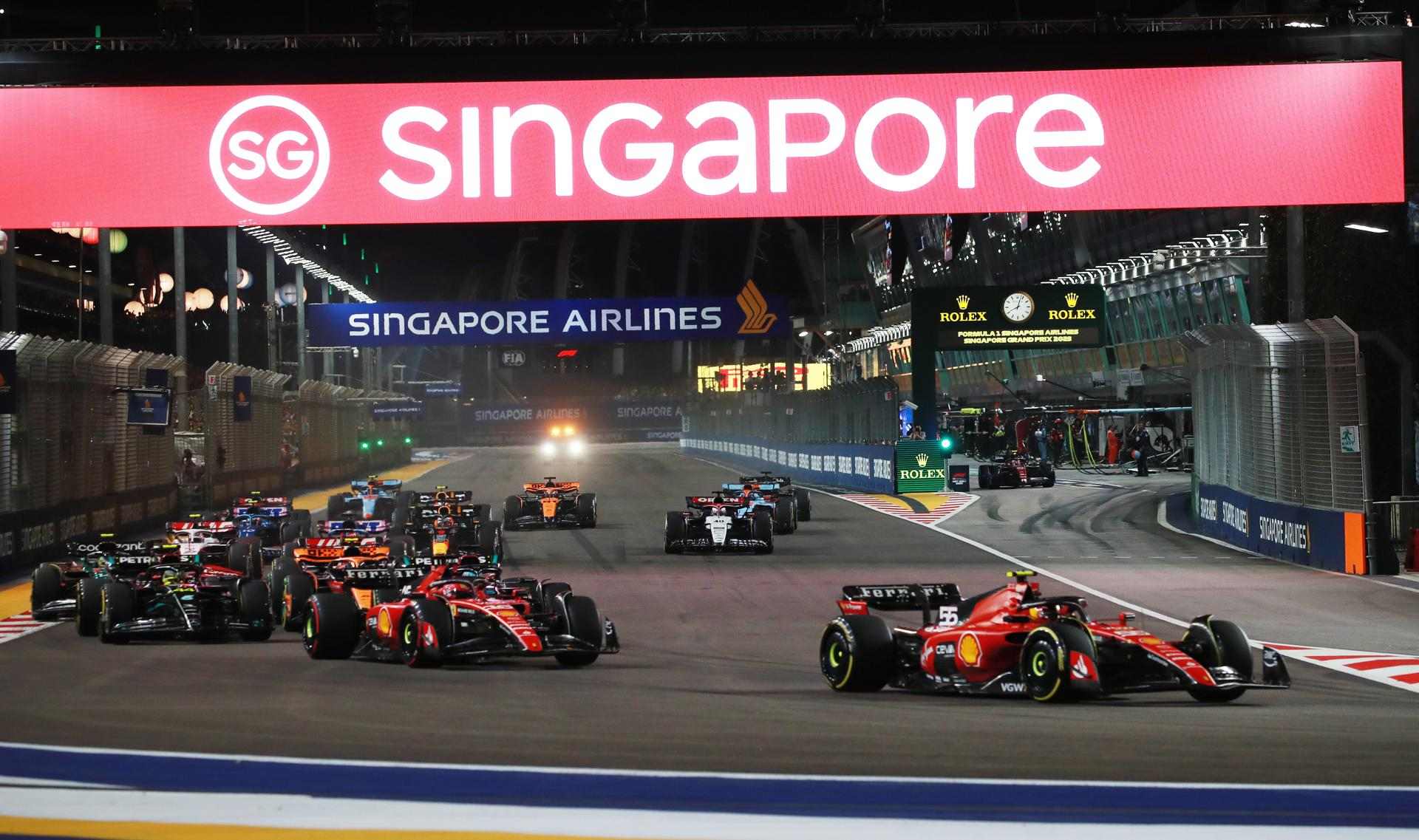 Carlos Sainz brilla y gana bajo los focos de Singapur y Fernando Alonso se hunde