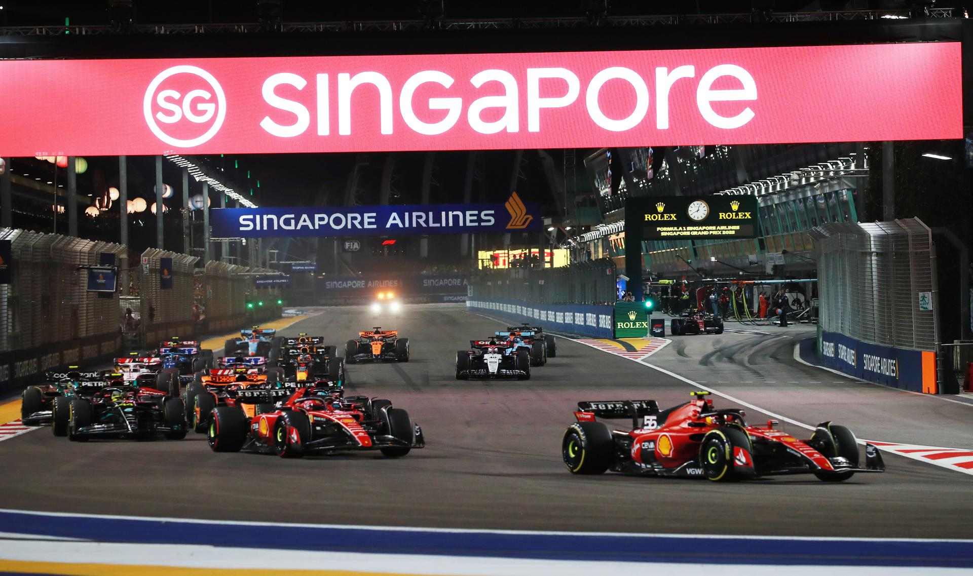 Carlos Sainz brilla i guanya sota els focus de Singapur i Fernando Alonso s'enfonsa