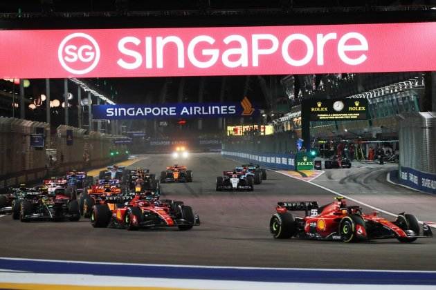 Carlos Sainz lidera GP Singapur / Foto: EFE Carlos Sainz lidera GP Singapur / Foto: EFE