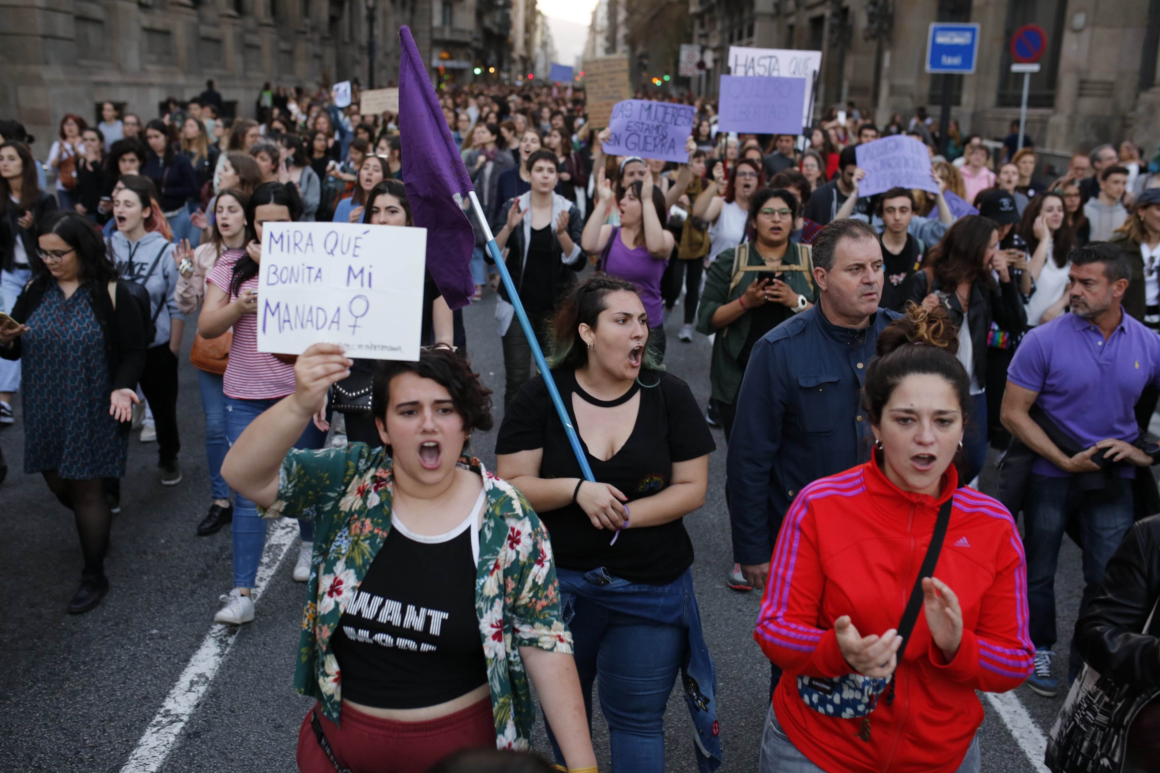 Guía sobre las diferencias entre PSOE y Podemos en el 'sí es sí': violencia o consentimiento