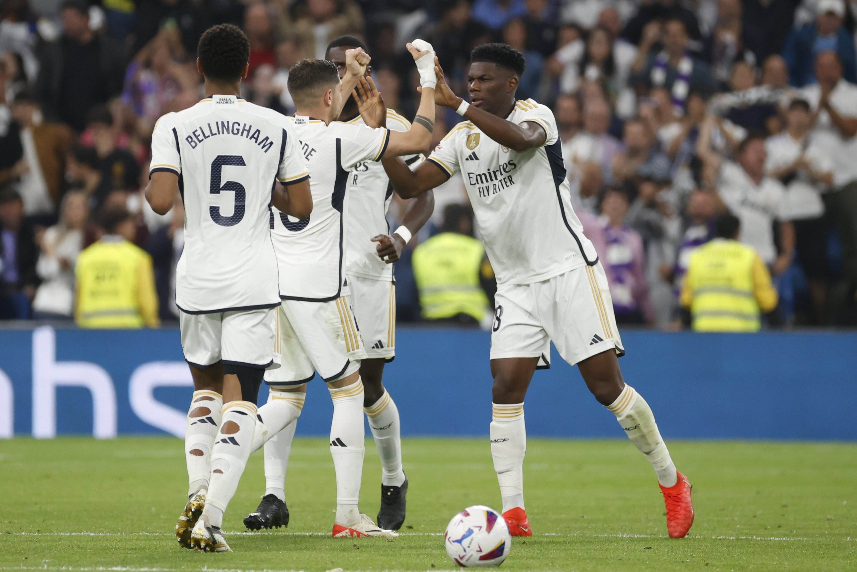 El Reial Madrid remunta contra una Reial Societat agosarada (2-1) i recupera el lideratge de la Lliga