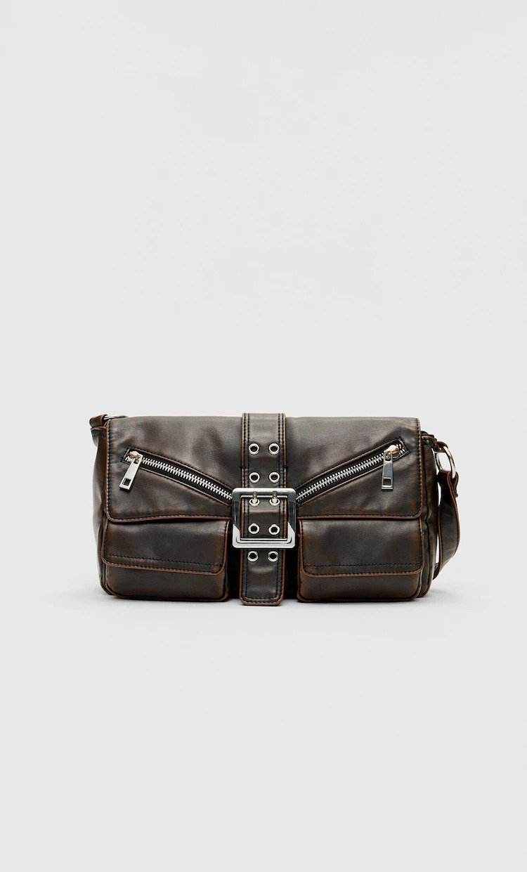 La bossa que estan comprant les noves adinerades costa 25,99 euros a Stradivarius