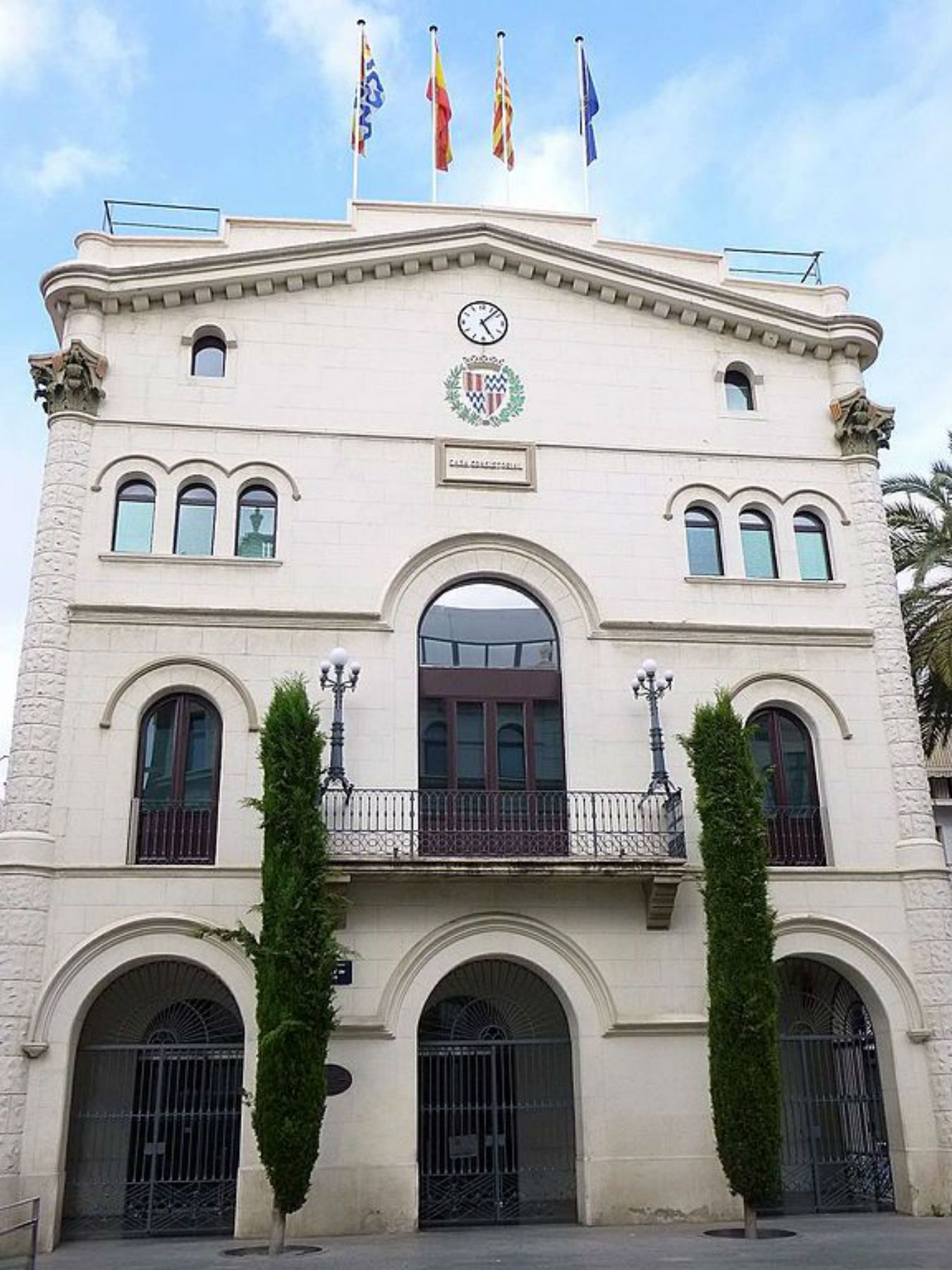 El Ayuntamiento de Badalona estudia fórmulas para abrir las oficinas el 12-O