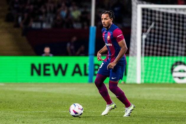 Jules Kounde conduciendo durante un partido del Barça en Montjuïc / Foto: Europa Press