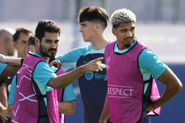 Ronald Araujo, entrenant amb el grup en la prèvia del debut en Champions League / Foto: EFE Ronald Araujo, entrenant amb el grup en la prèvia del debut en Champions League / Foto: EFE
