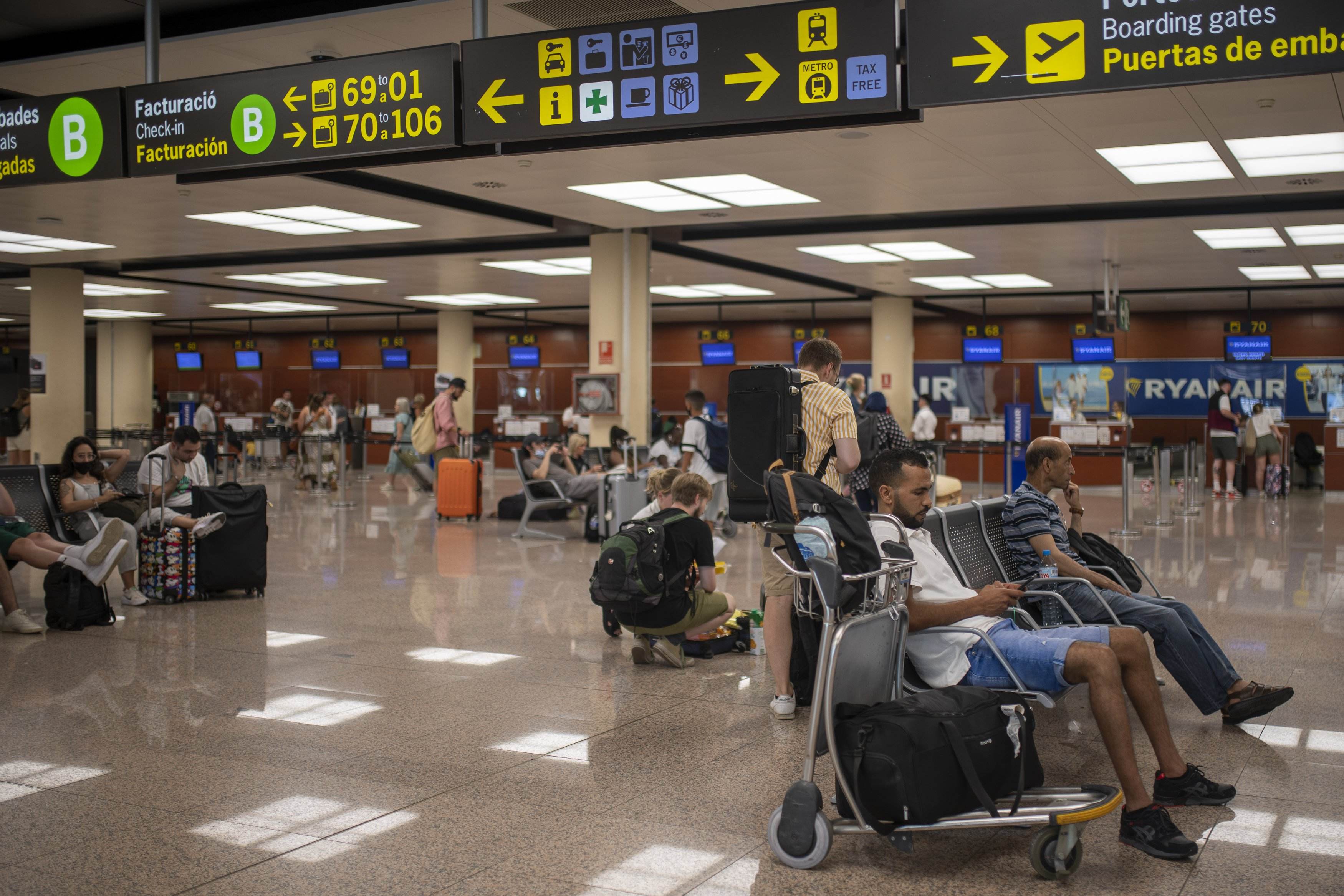 EuropaPress 4619840 varias personas esperan sentadas maletas aeropuerto josep tarradellas