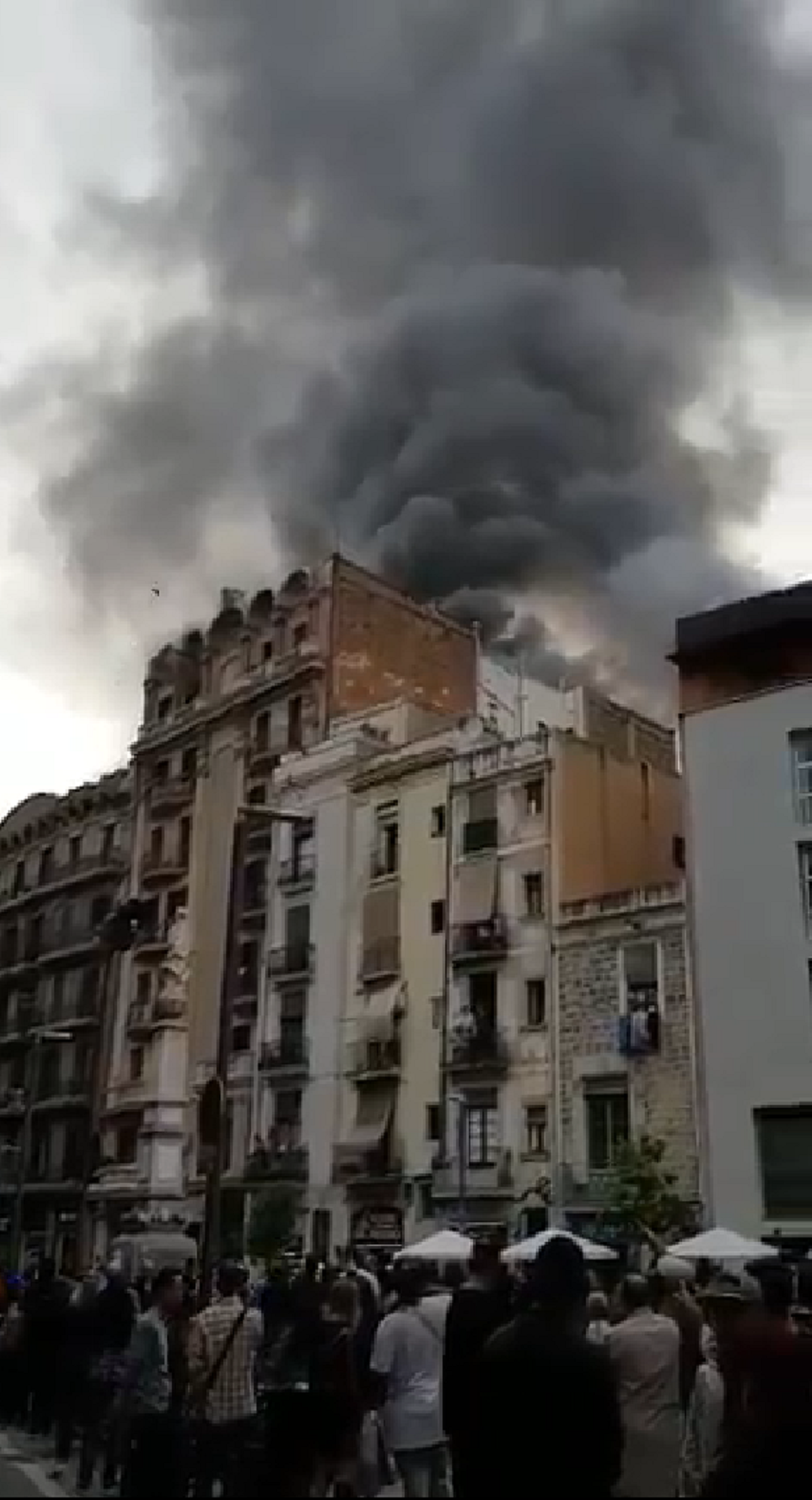 Muere una persona en un incendio en el Raval