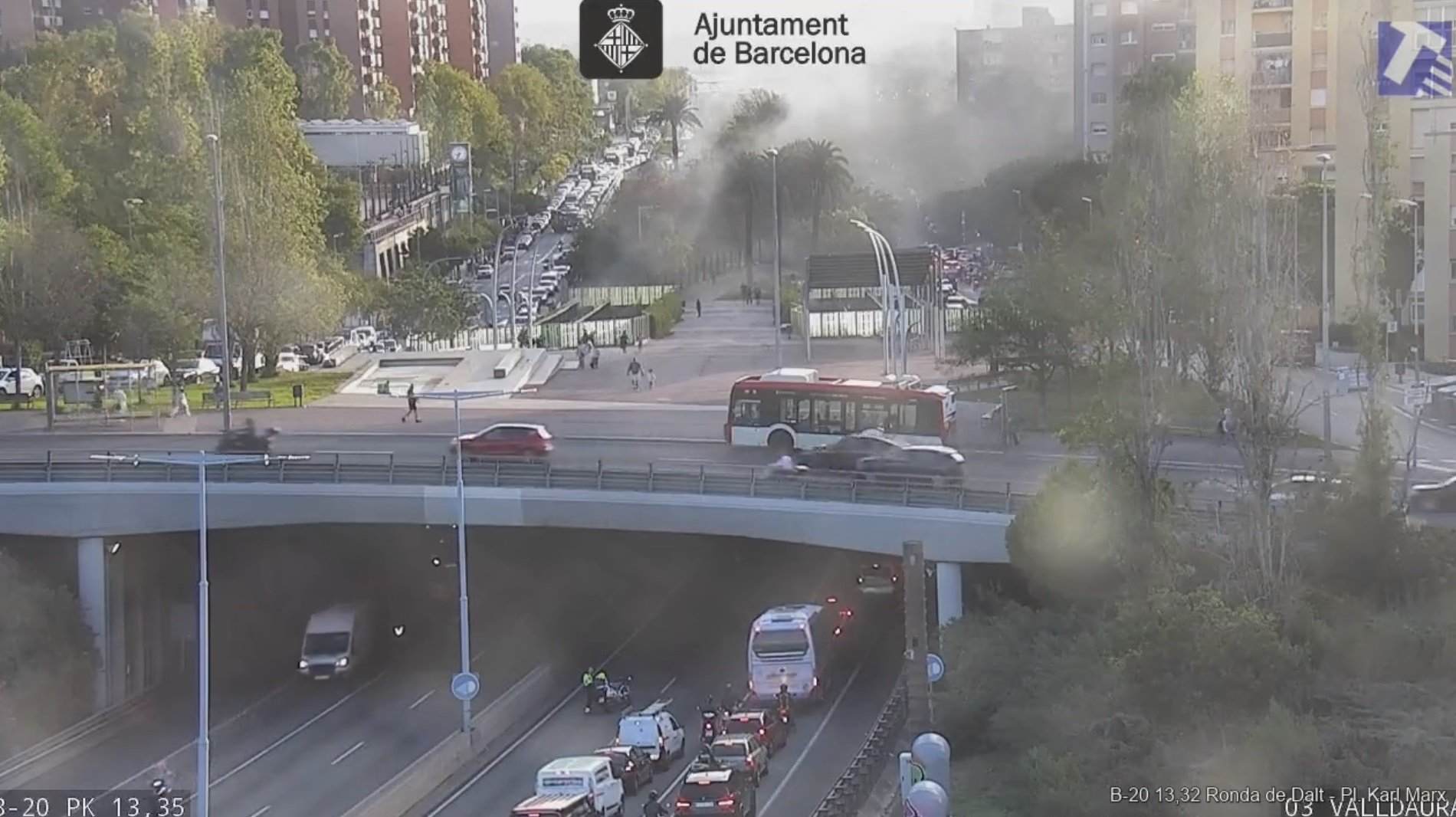 L'espectacular incendi d'un camió a la ronda de Dalt avui a Barcelona | VÍDEO