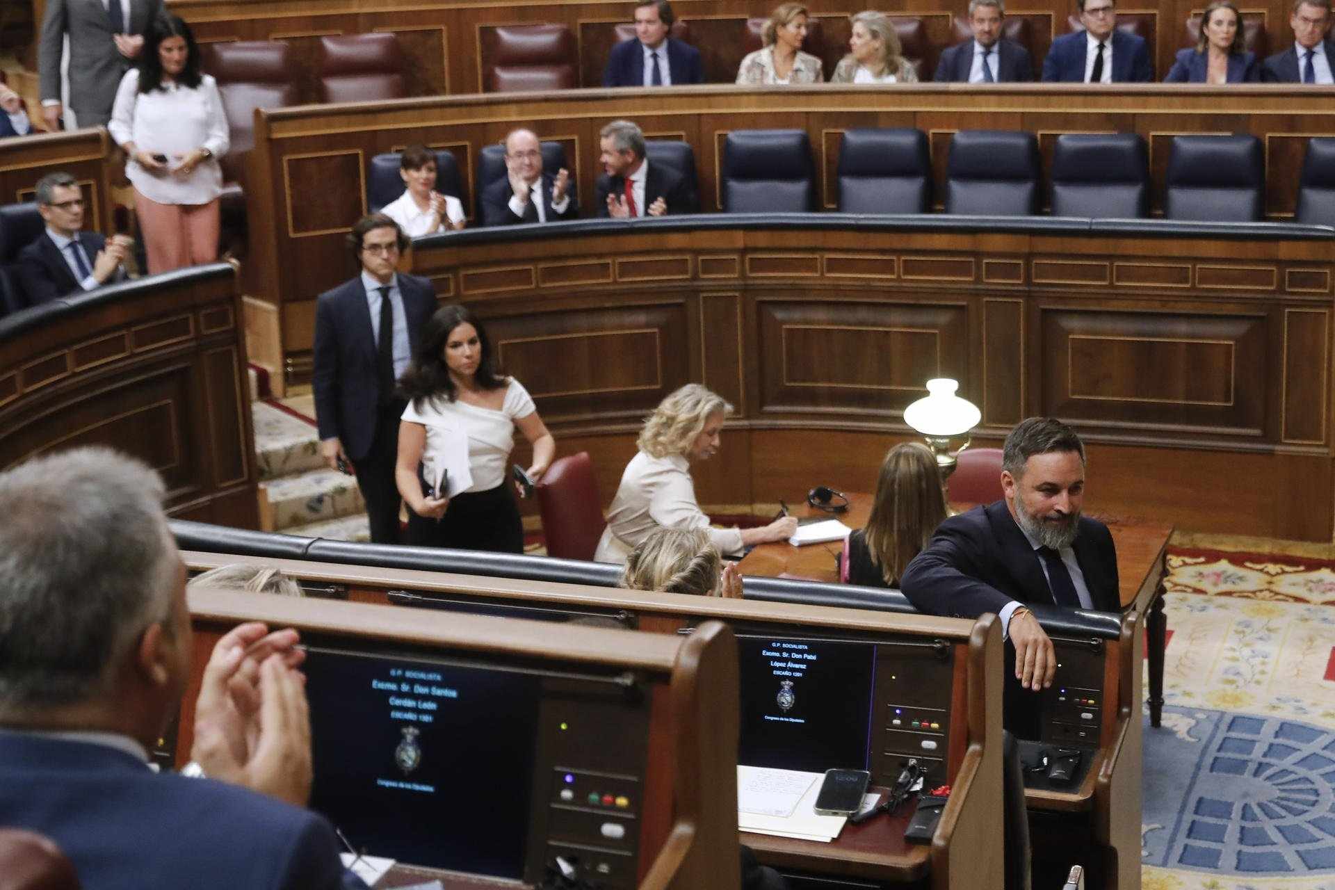 Els diputats de Vox abandonen el Congrés i deixen les orelleres a l'escó de Pedro Sánchez