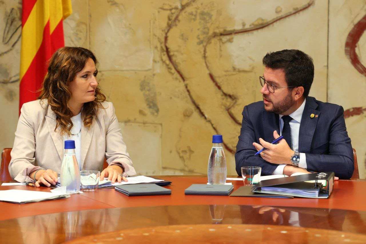 El Govern ataca al ejecutivo español por el aplazamiento de la oficialidad del catalán en la UE: "Tarde y mal"
