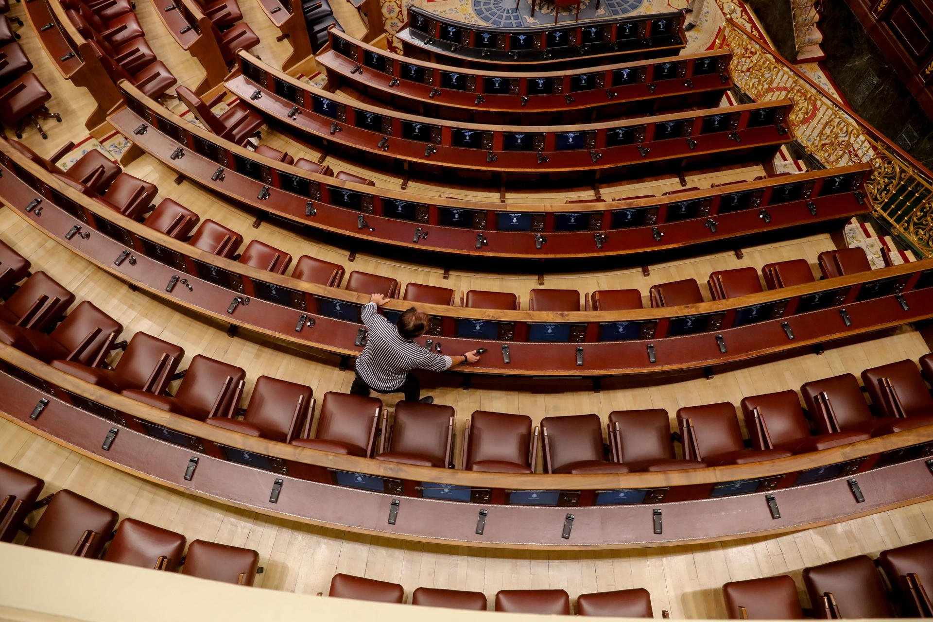 Pinganillos, 'selfies' y el PP haciendo "el canelo": así se ha estrenado el catalán en el Congreso