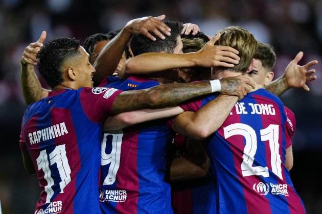 Los jugadores del Barça se unen para celebrar el primer gol / Foto: EFE