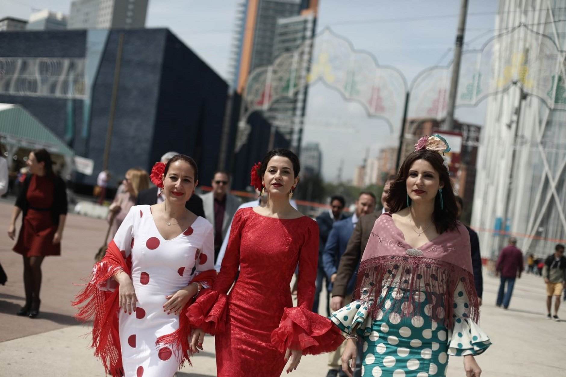 VÍDEO: La irrupció d'Arrimadas vestida de farbalans a la Feria de Abril