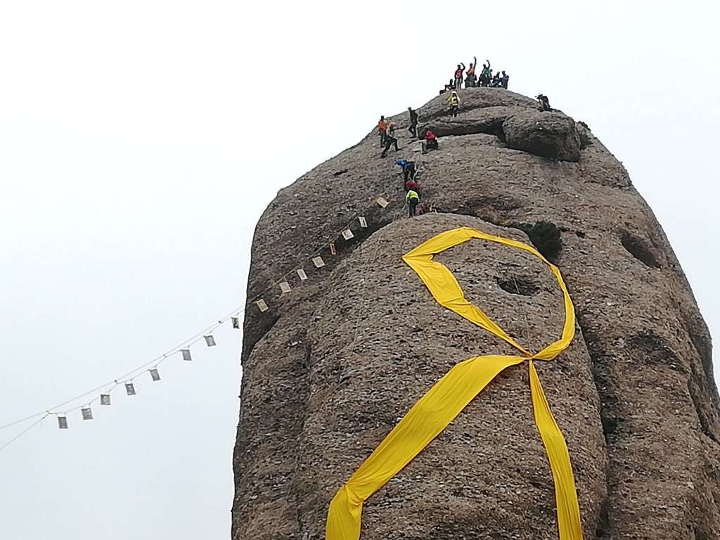 Spectacular human chain for Catalan prisoners on Montserrat mountain