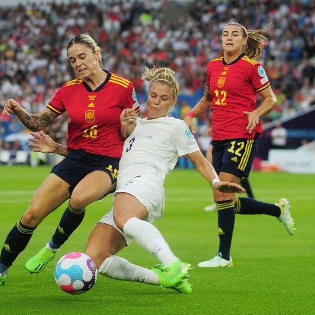 Mapi Leon y Patri Guijarro durante un partido con la seleccion española / Foto: Europa Press