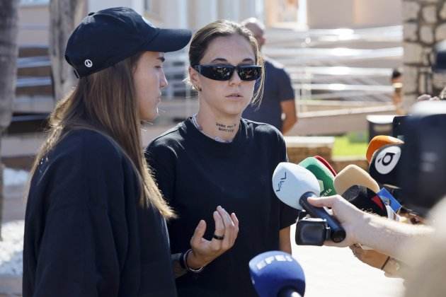 Mapi León y Patri Guijarro tras abandonar la concentración de la seleccion espanyola / Foto: EFE