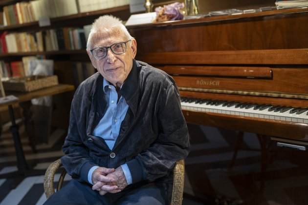 RAIMON EN LA LLIBRERIA ONA / Foto: Montse Giralt RAIMON EN LA LLIBRERIA ONA / Foto: Montse Giralt