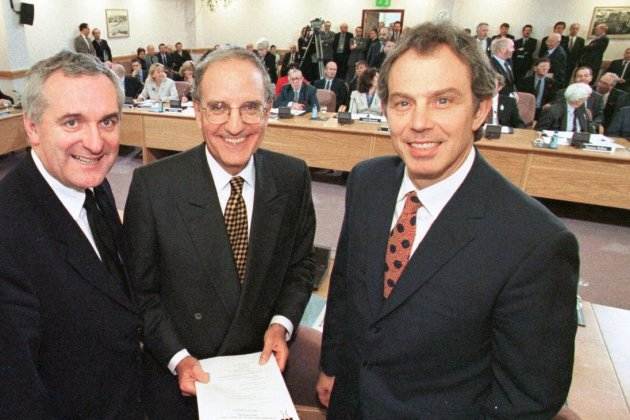 Tony Blair, Bertie Ahern, George Mitchell, 10 de abril de 1998, EFE Tony Blair, Bertie Ahern, George Mitchell, 10 de abril de 1998, EFE