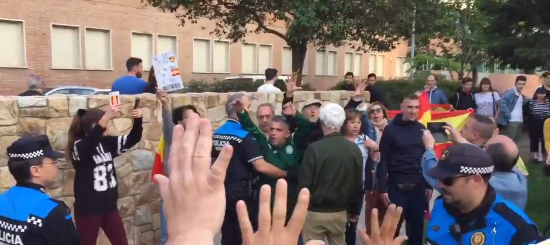 Españolistas inflamados boicotean un acto por los presos políticos en Terrassa